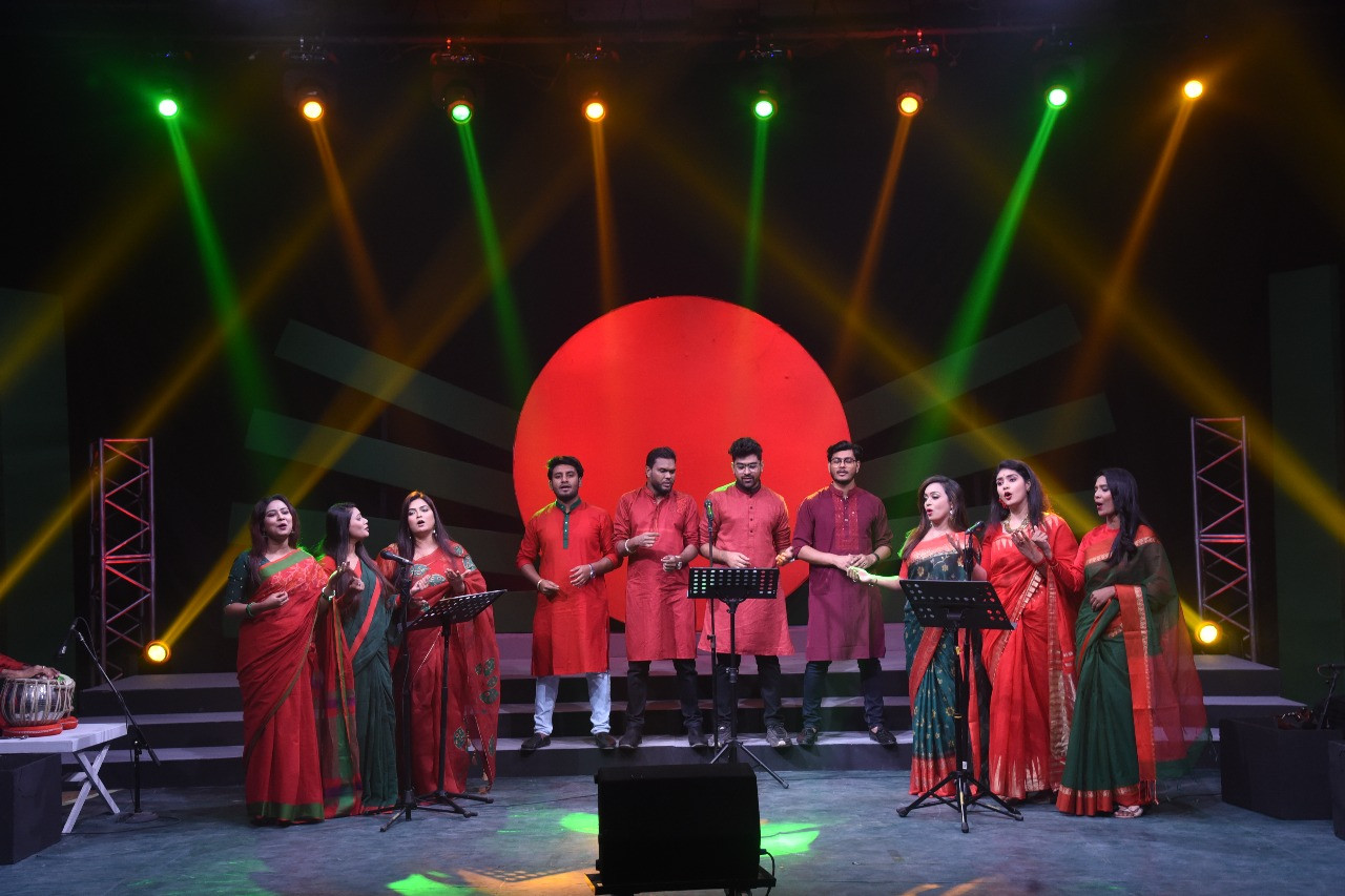 ‘বিজয়ের আলো’তে গাইলেন তারা বিজয়েরই গান